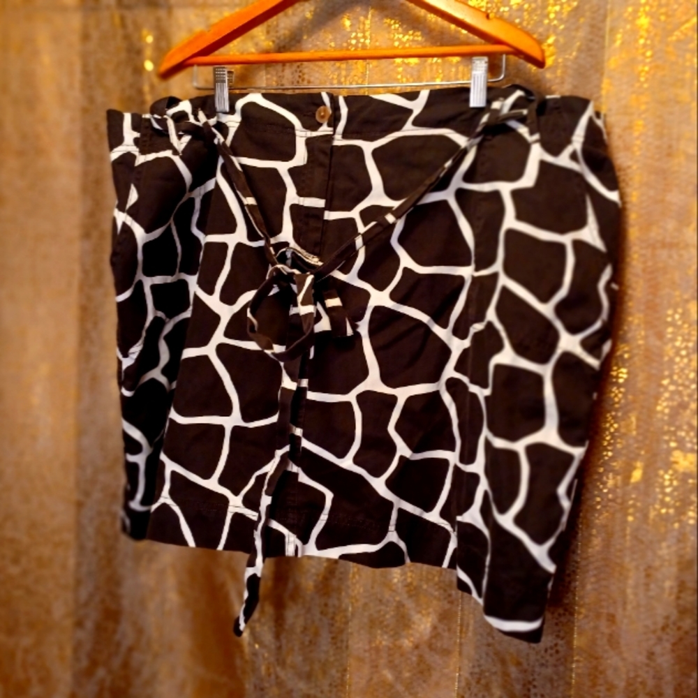 24W skirt with belt and attached shorts. Lands' End.  Like new.